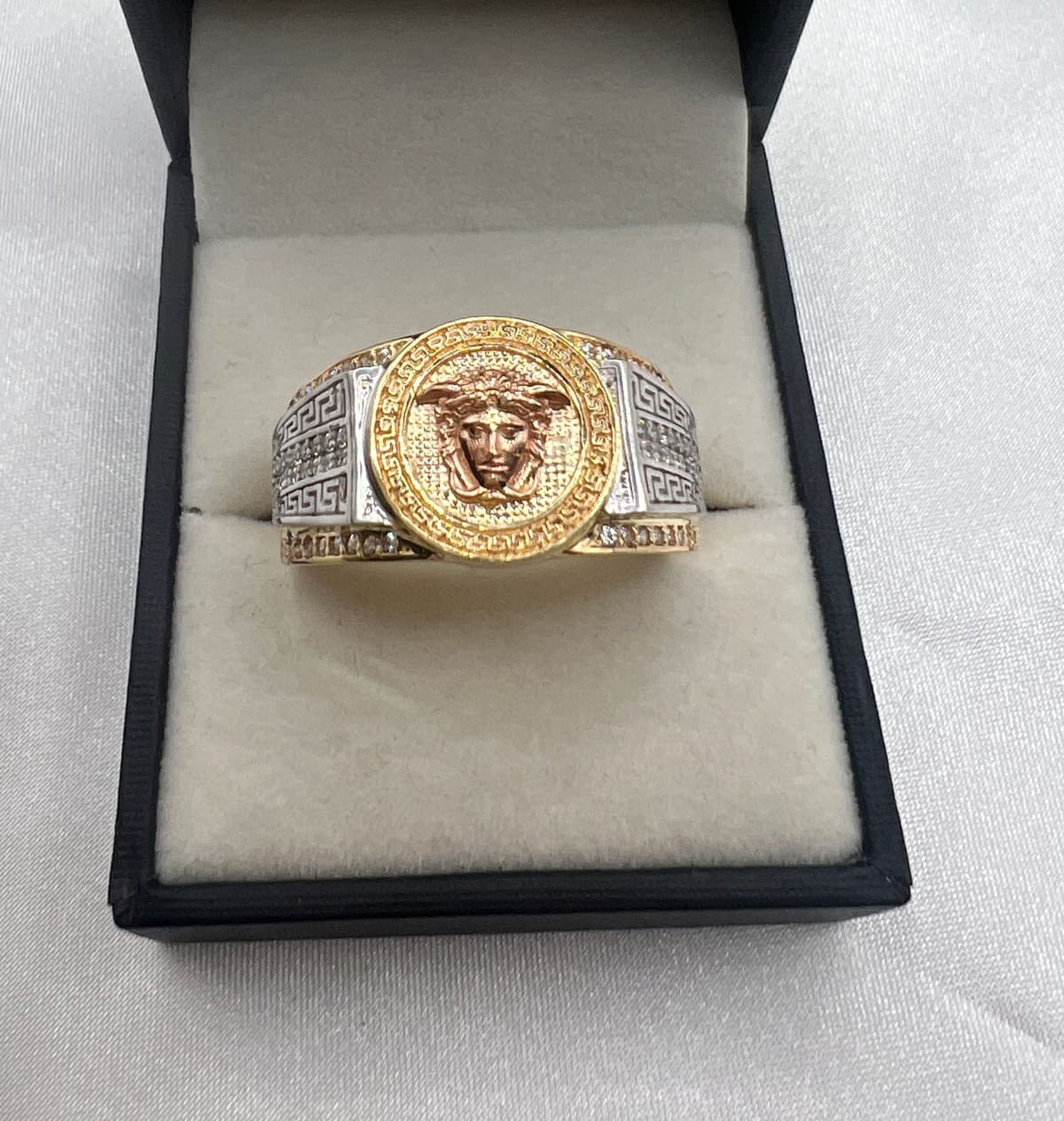 Anillo versace
