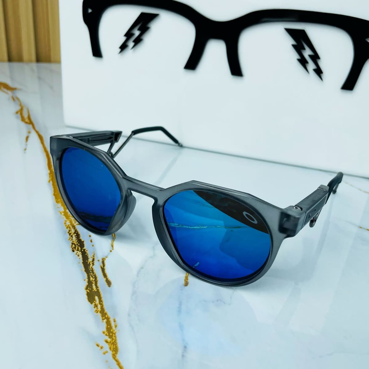 OAKLEY