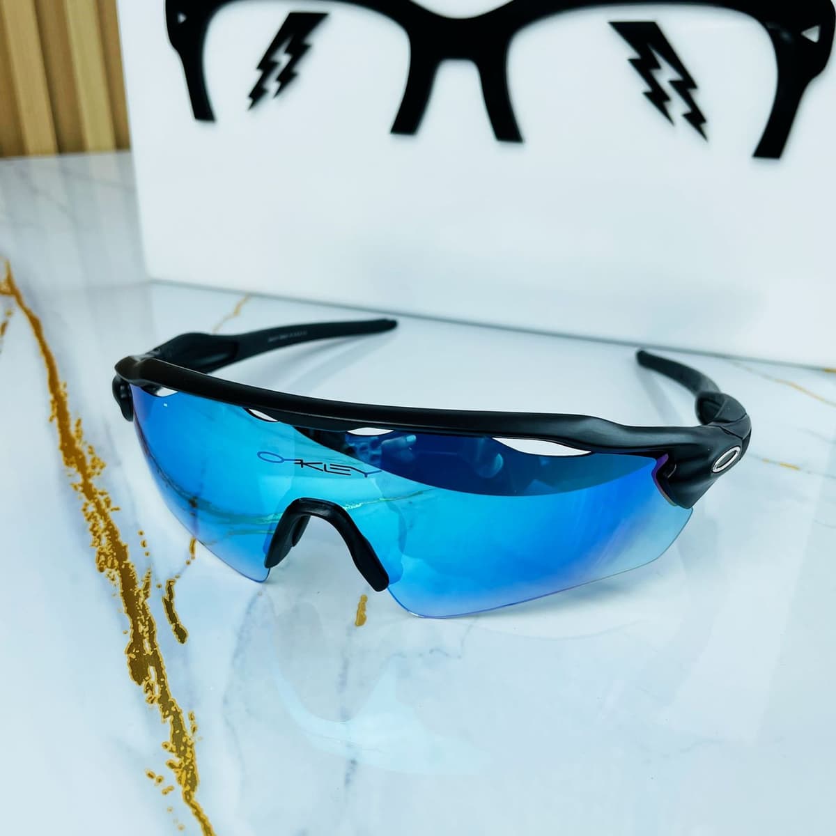 OAKLEY